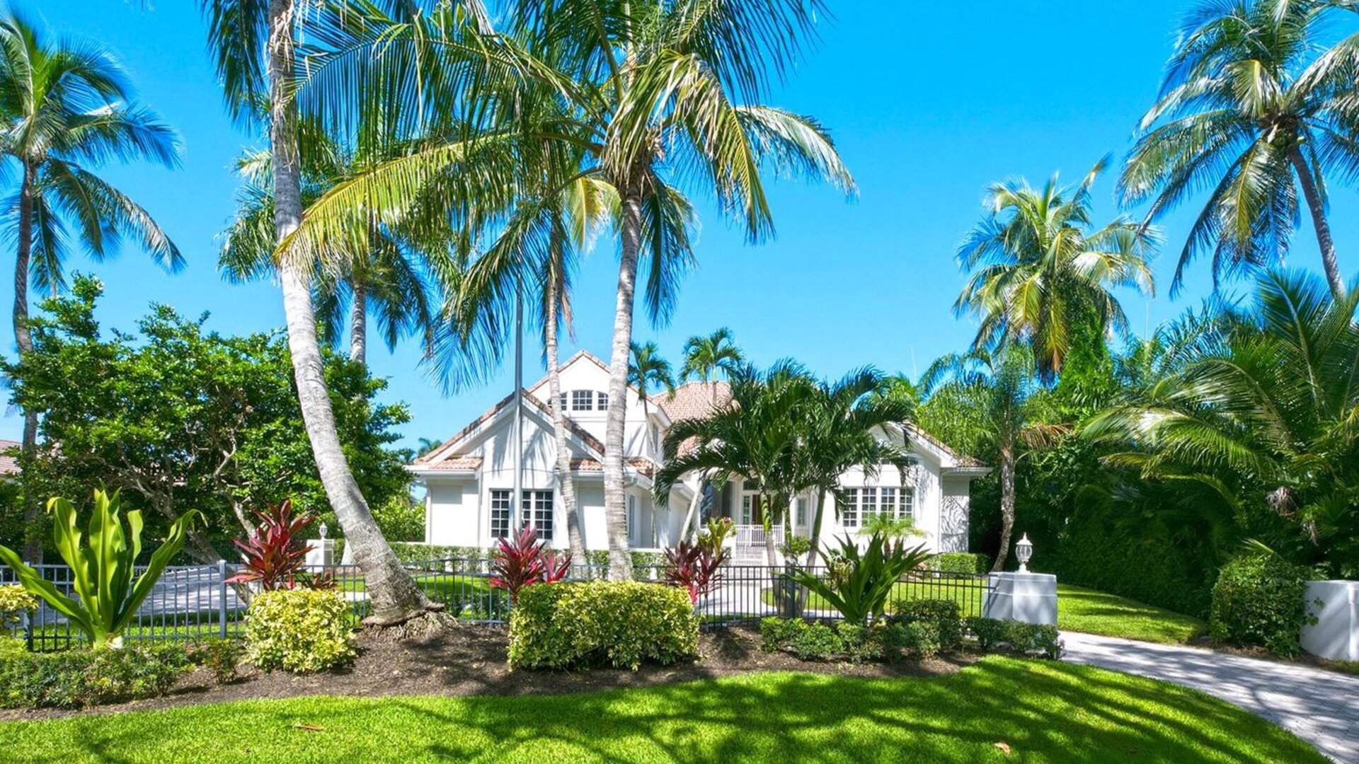 Casa Del Luna | 2540 Half Moon Walk in Naples, FL